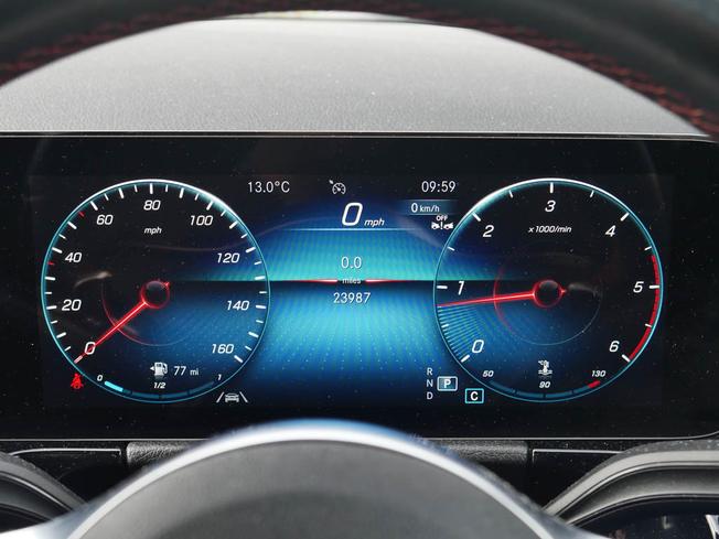MERCEDES-BENZ GLA Photo 4