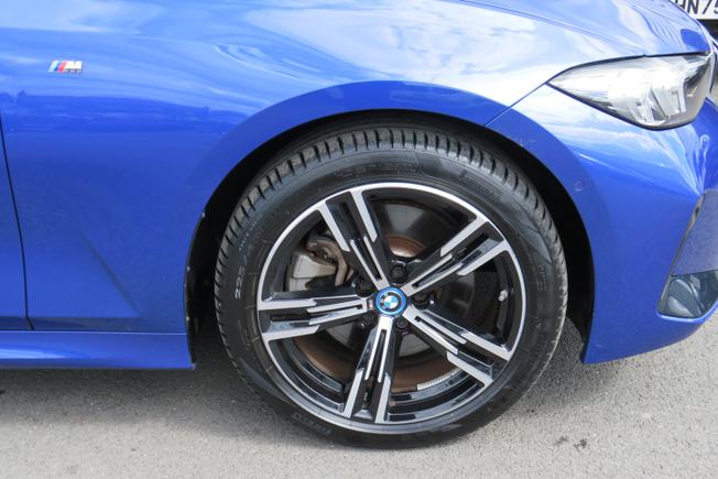 BMW 3 Series Photo 12