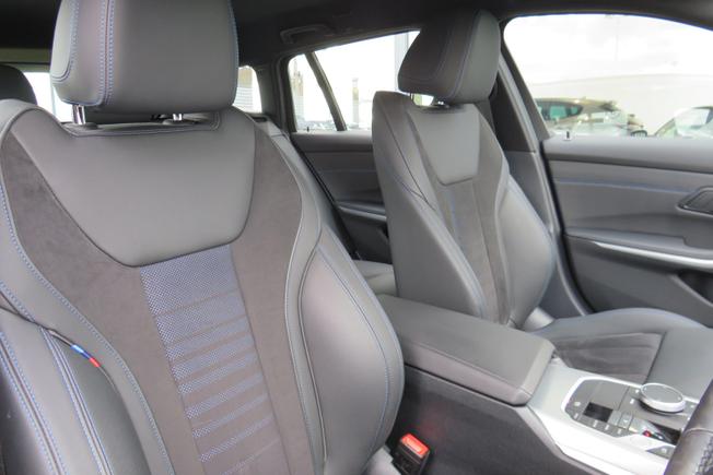BMW 3 Series Photo 16