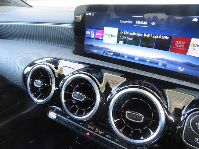MERCEDES-BENZ CLA Class Photo 33