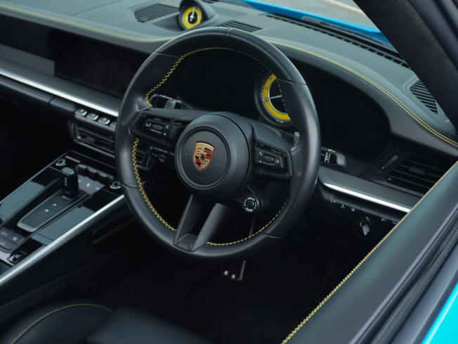 PORSCHE 911 Photo 10