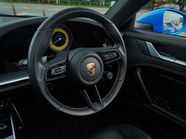 PORSCHE 911 Photo 8