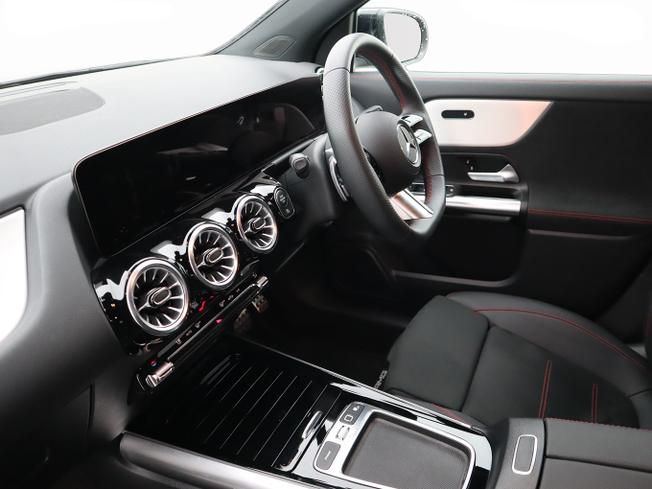 MERCEDES-BENZ GLA Photo 18