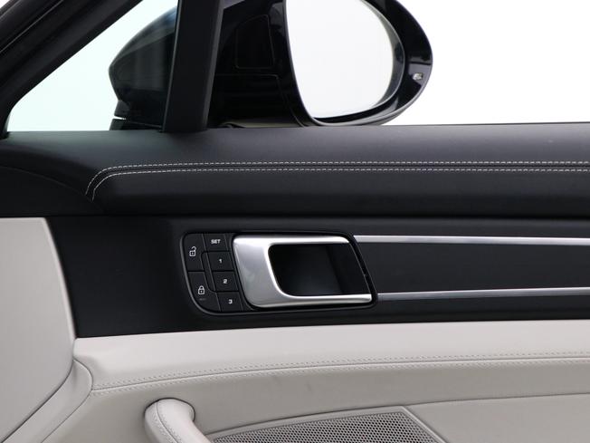 PORSCHE Panamera Photo 30