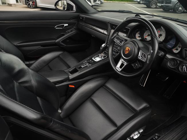PORSCHE 911 Photo 8
