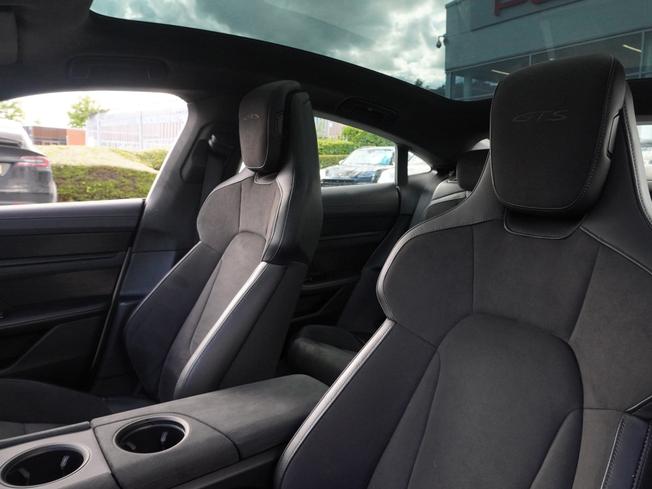 PORSCHE Taycan Photo 15