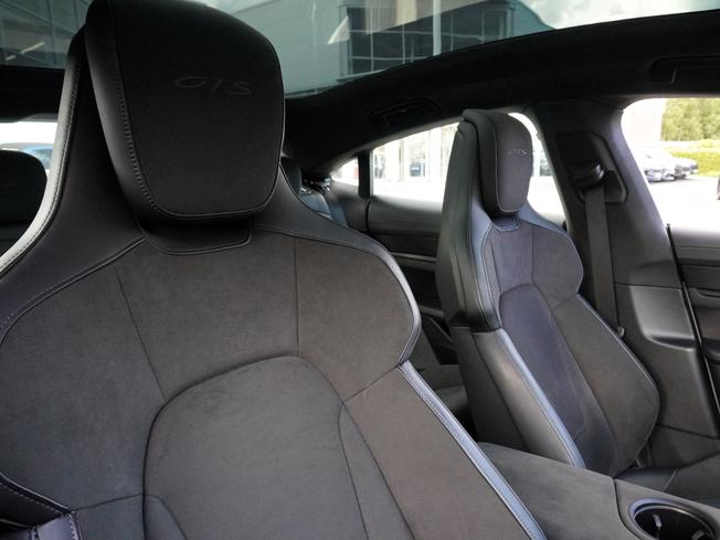 PORSCHE Taycan Photo 16