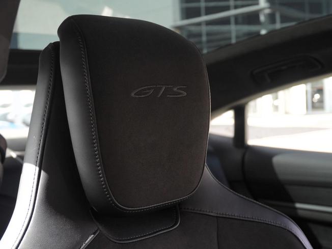 PORSCHE Taycan Photo 17
