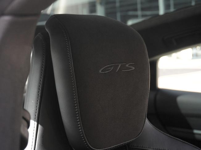 PORSCHE Taycan Photo 21