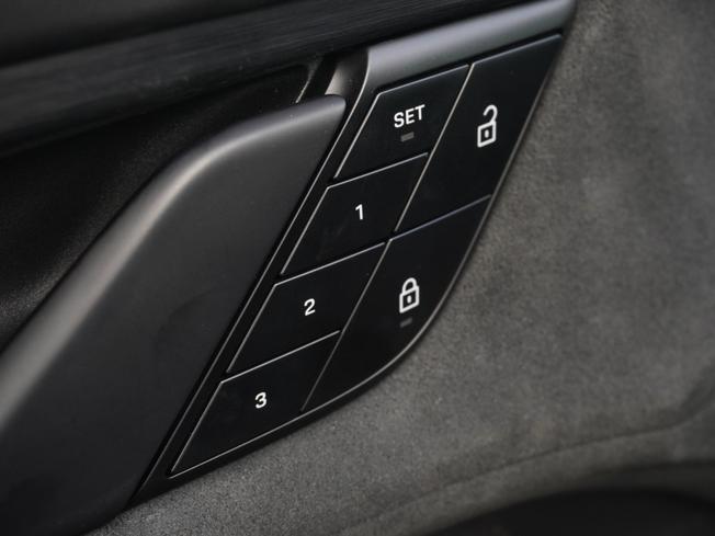 PORSCHE Taycan Photo 35