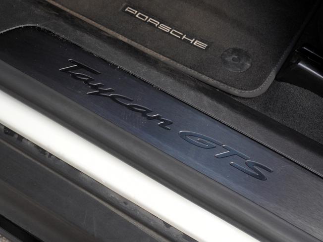 PORSCHE Taycan Photo 39