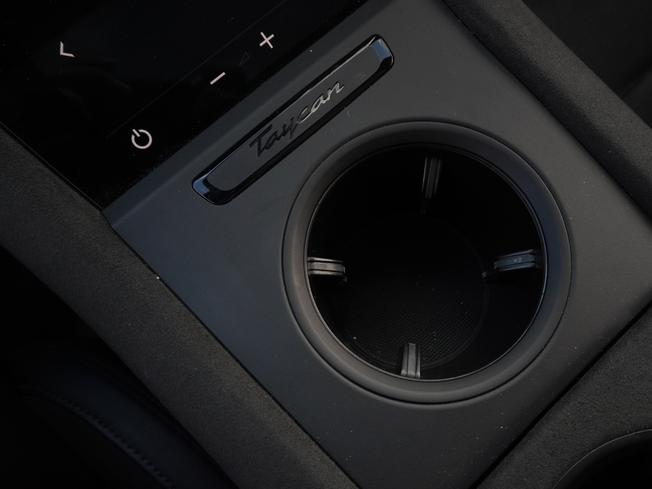 PORSCHE Taycan Photo 40