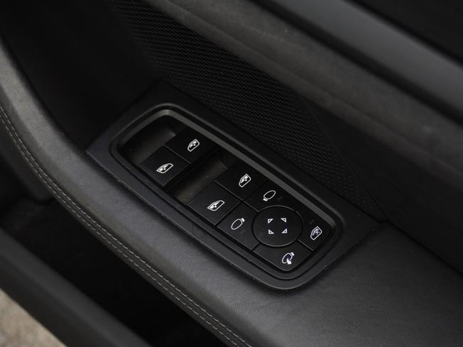 PORSCHE Taycan Photo 42