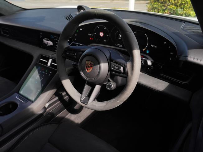 PORSCHE Taycan Photo 8