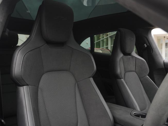 PORSCHE Taycan Photo 12