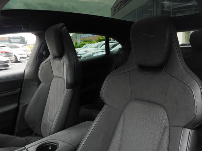 PORSCHE Taycan Photo 13