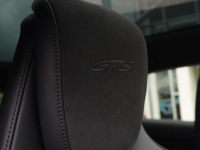 PORSCHE Taycan Photo 14