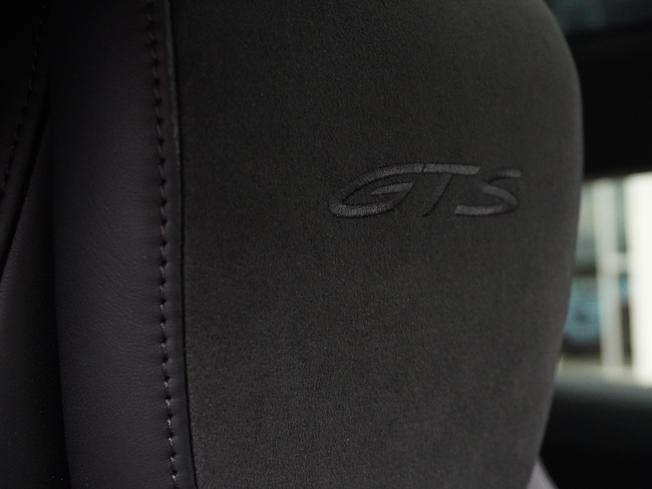 PORSCHE Taycan Photo 18