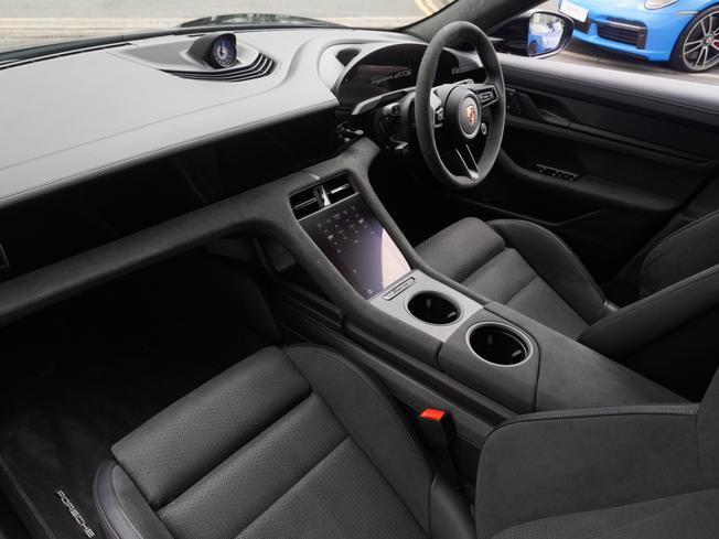 PORSCHE Taycan Photo 3