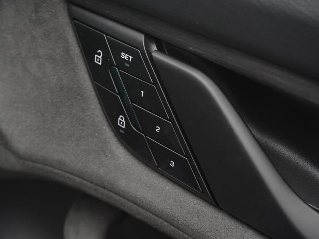 PORSCHE Taycan Photo 32