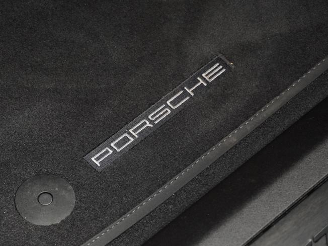 PORSCHE Taycan Photo 44