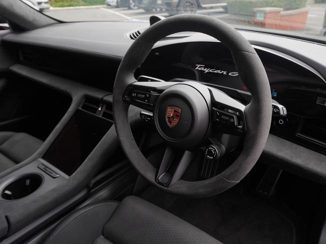 PORSCHE Taycan Photo 9