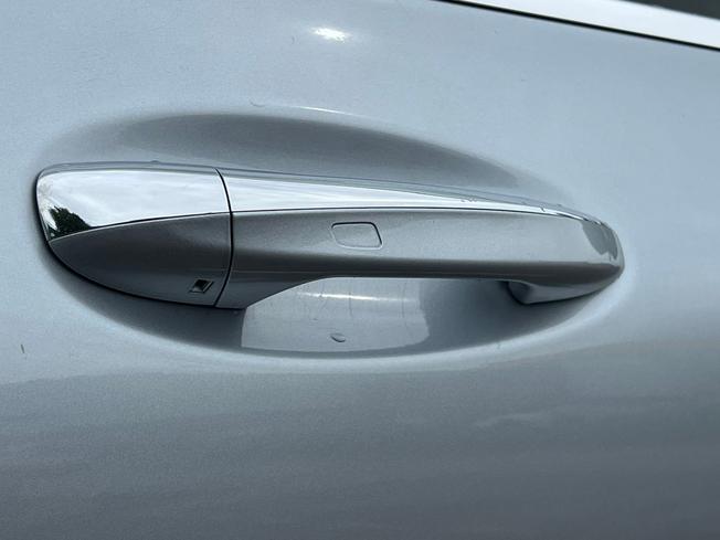 MERCEDES-BENZ EQC Photo 16