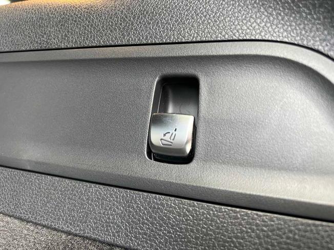 MERCEDES-BENZ EQC Photo 25