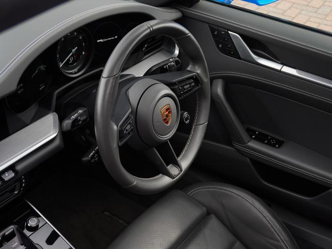 PORSCHE 911 Photo 10