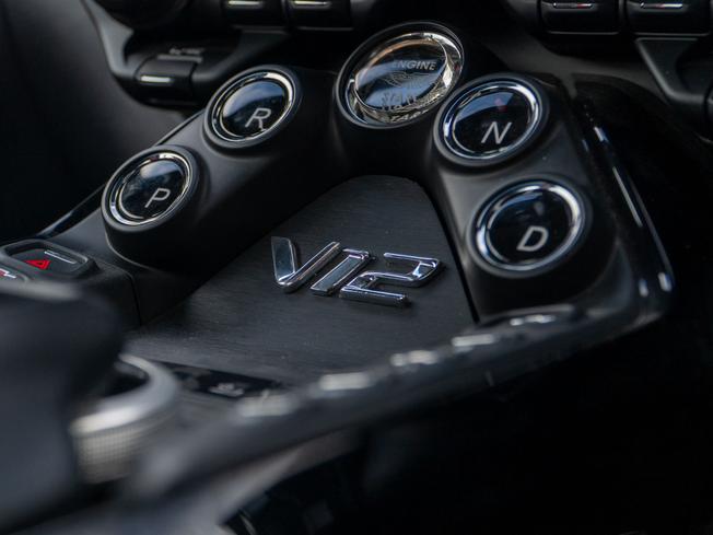 ASTON MARTIN Vantage Photo 14