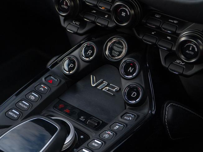 ASTON MARTIN Vantage Photo 15