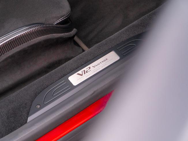 ASTON MARTIN Vantage Photo 18