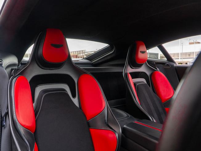 ASTON MARTIN Vantage Photo 19