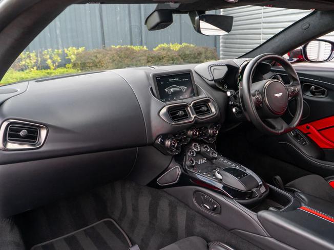 ASTON MARTIN Vantage Photo 21