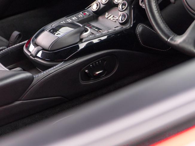 ASTON MARTIN Vantage Photo 24