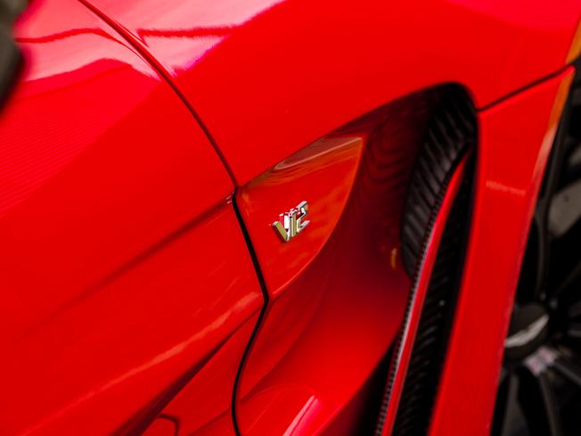 ASTON MARTIN Vantage Photo 26