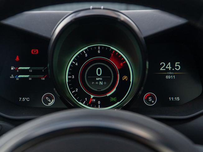 ASTON MARTIN Vantage Photo 6