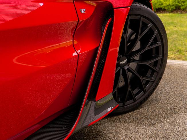 ASTON MARTIN Vantage Photo 9