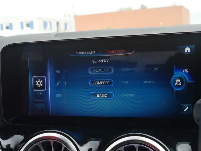 MERCEDES-BENZ GLA Photo 26