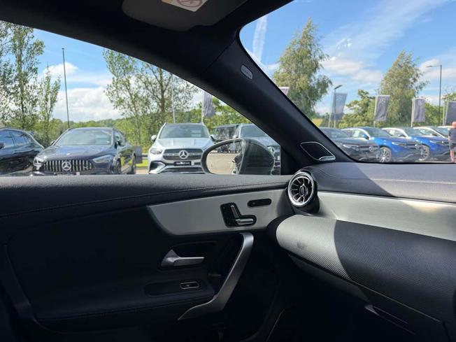 MERCEDES-BENZ Cla Class Photo 30