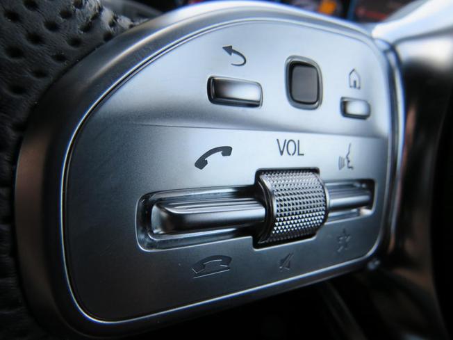 MERCEDES-BENZ EQC Photo 35