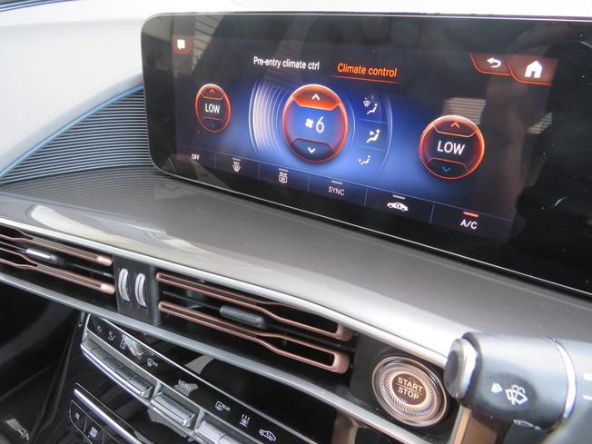 MERCEDES-BENZ EQC Photo 44