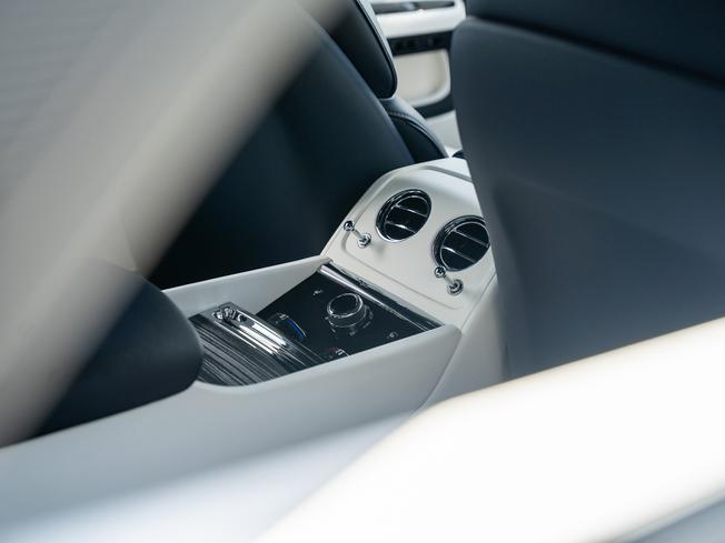 ROLLS-ROYCE Spectre Photo 18