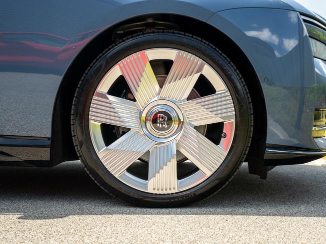 ROLLS-ROYCE Spectre Photo 32