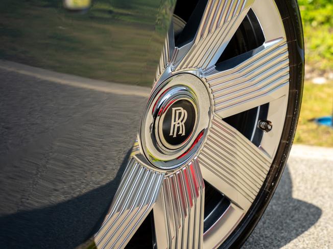 ROLLS-ROYCE Spectre Photo 34
