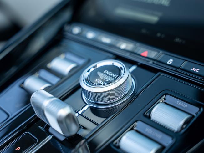 ASTON MARTIN Db12 Photo 14