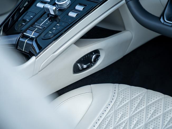 ASTON MARTIN Db12 Photo 17