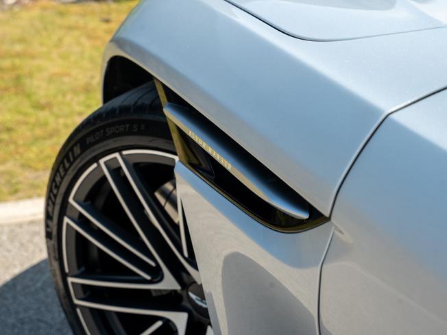 ASTON MARTIN Db12 Photo 9