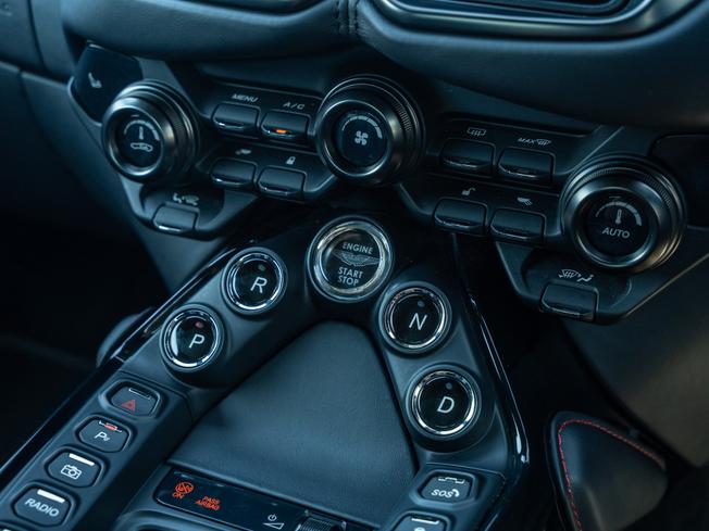 ASTON MARTIN Vantage Photo 13