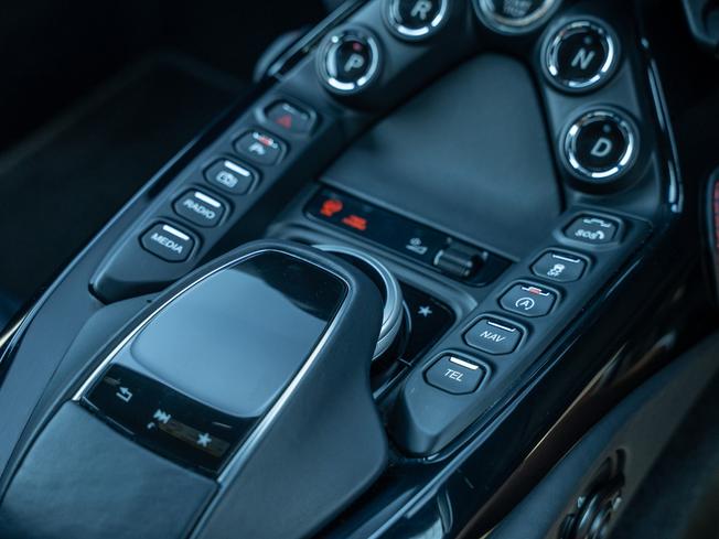 ASTON MARTIN Vantage Photo 14